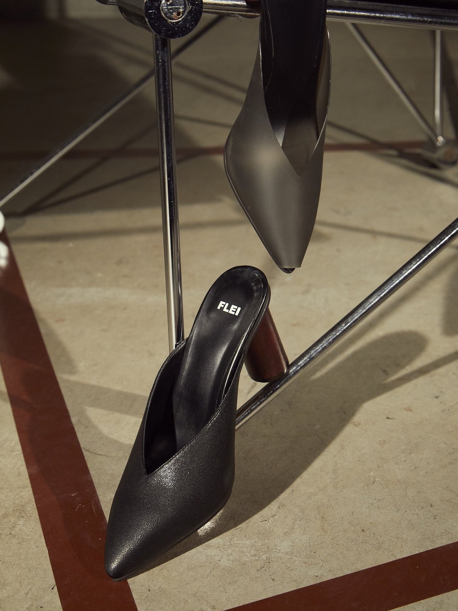 【FLEI】アシンメトリック　PVC　ミュール｜ベージュ、ブラック、ホワイト（3カラー）