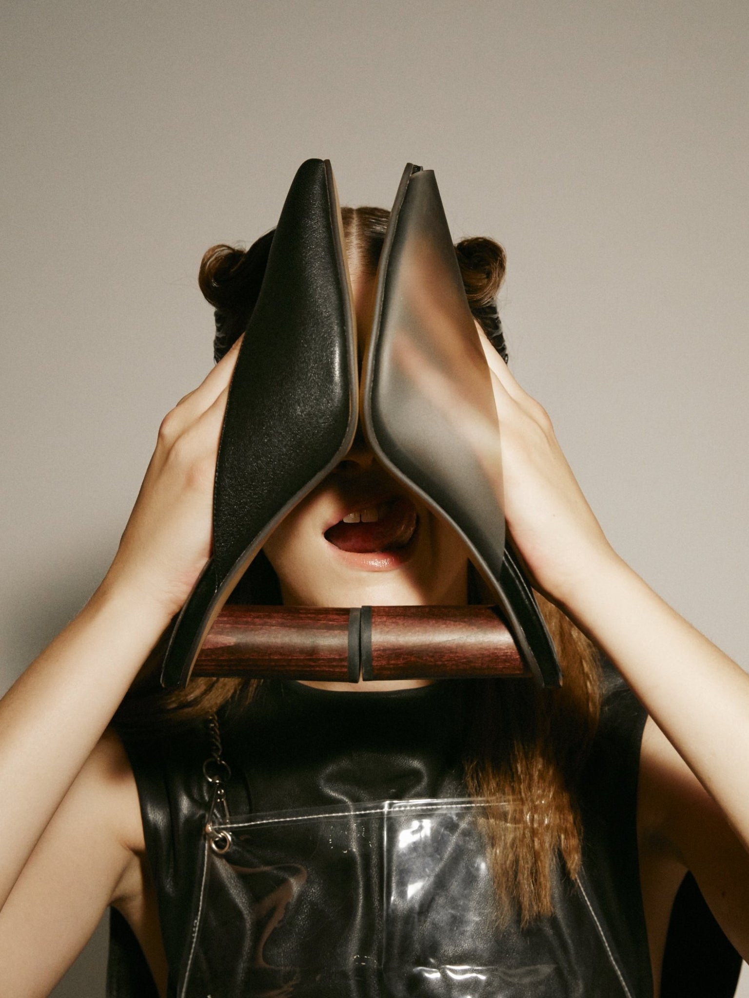 【FLEI】アシンメトリック　PVC　ミュール｜ベージュ、ブラック、ホワイト（3カラー）