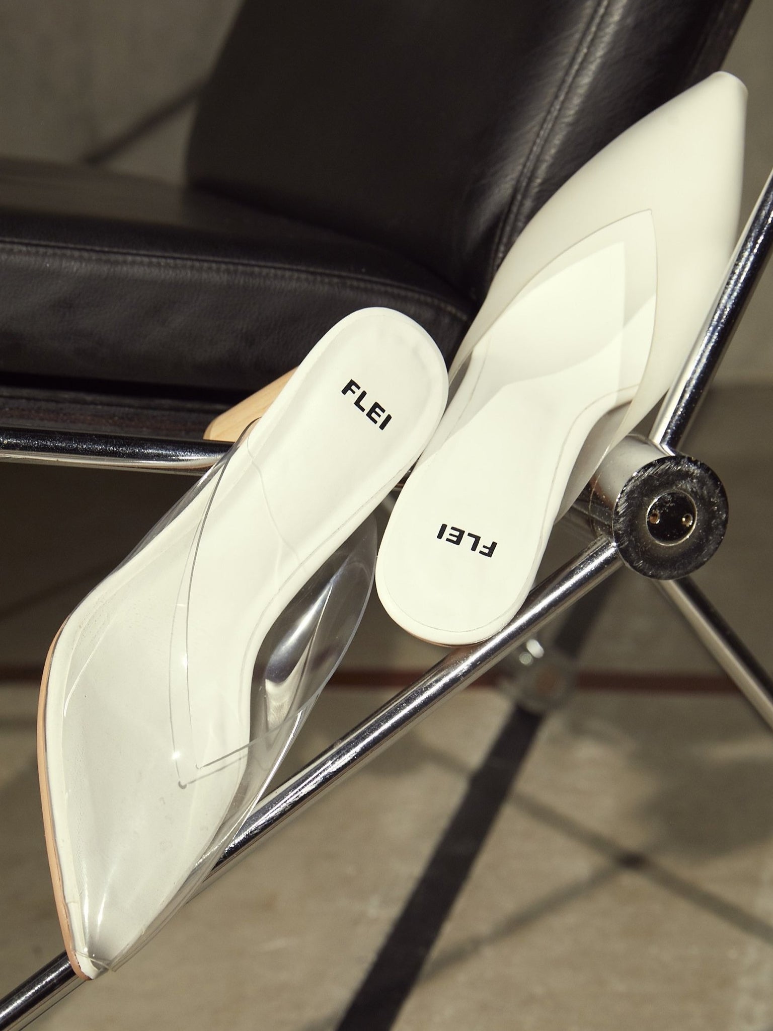 【FLEI】アシンメトリック　PVC　ミュール｜ベージュ、ブラック、ホワイト（3カラー）