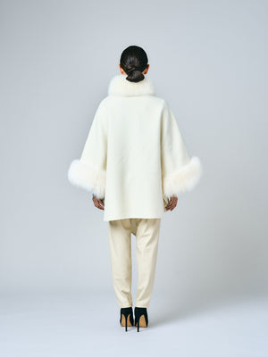 Wool Cape w/Fox｜アイボリー（1カラー）