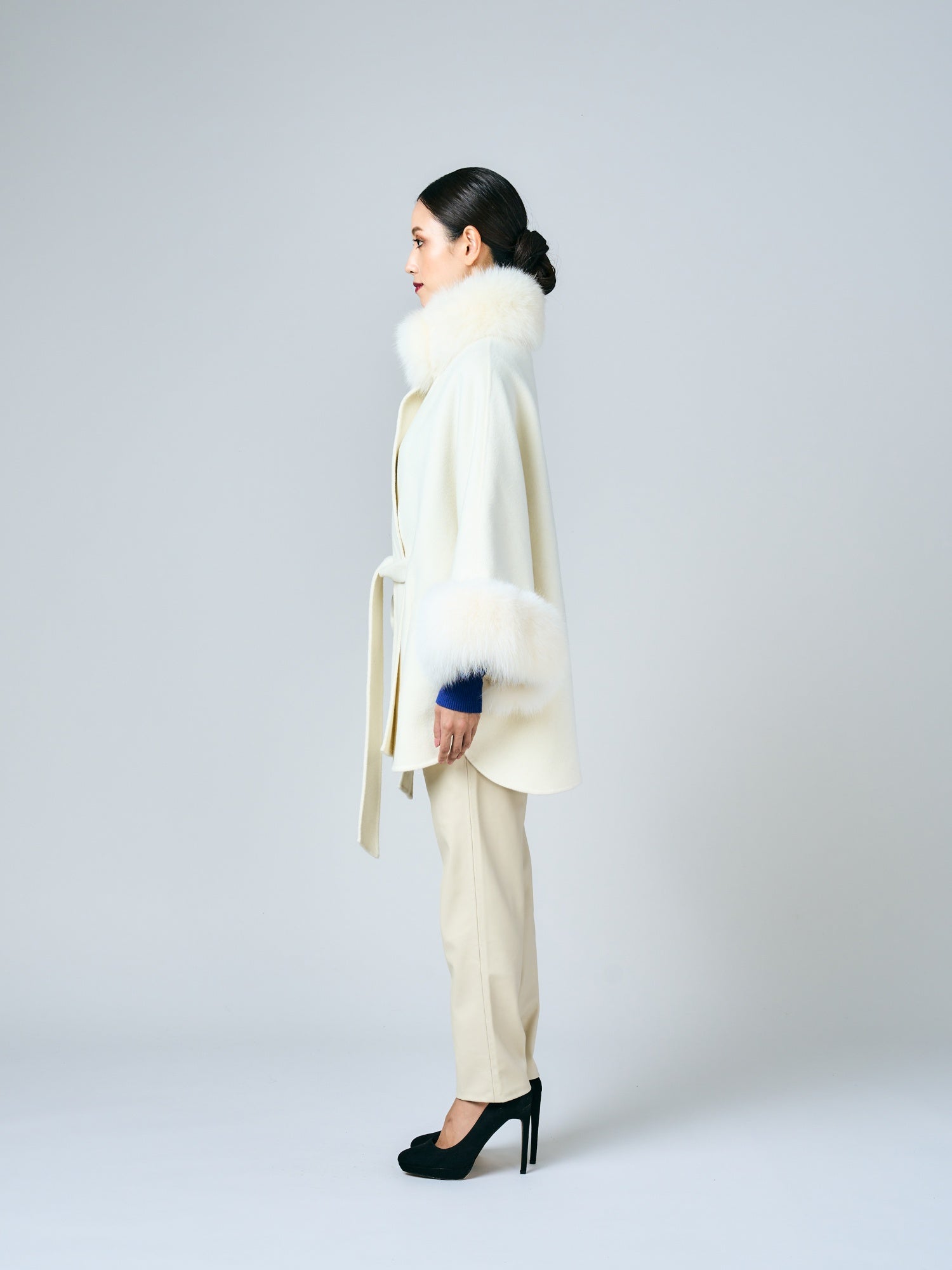 Wool Cape w/Fox｜アイボリー（1カラー）