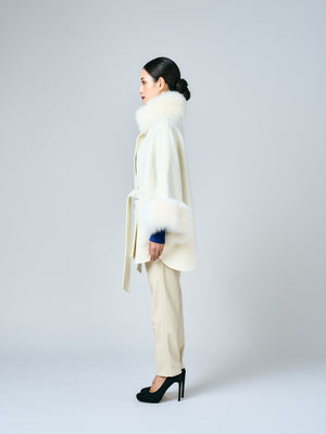 Wool Cape w/Fox｜アイボリー（1カラー）
