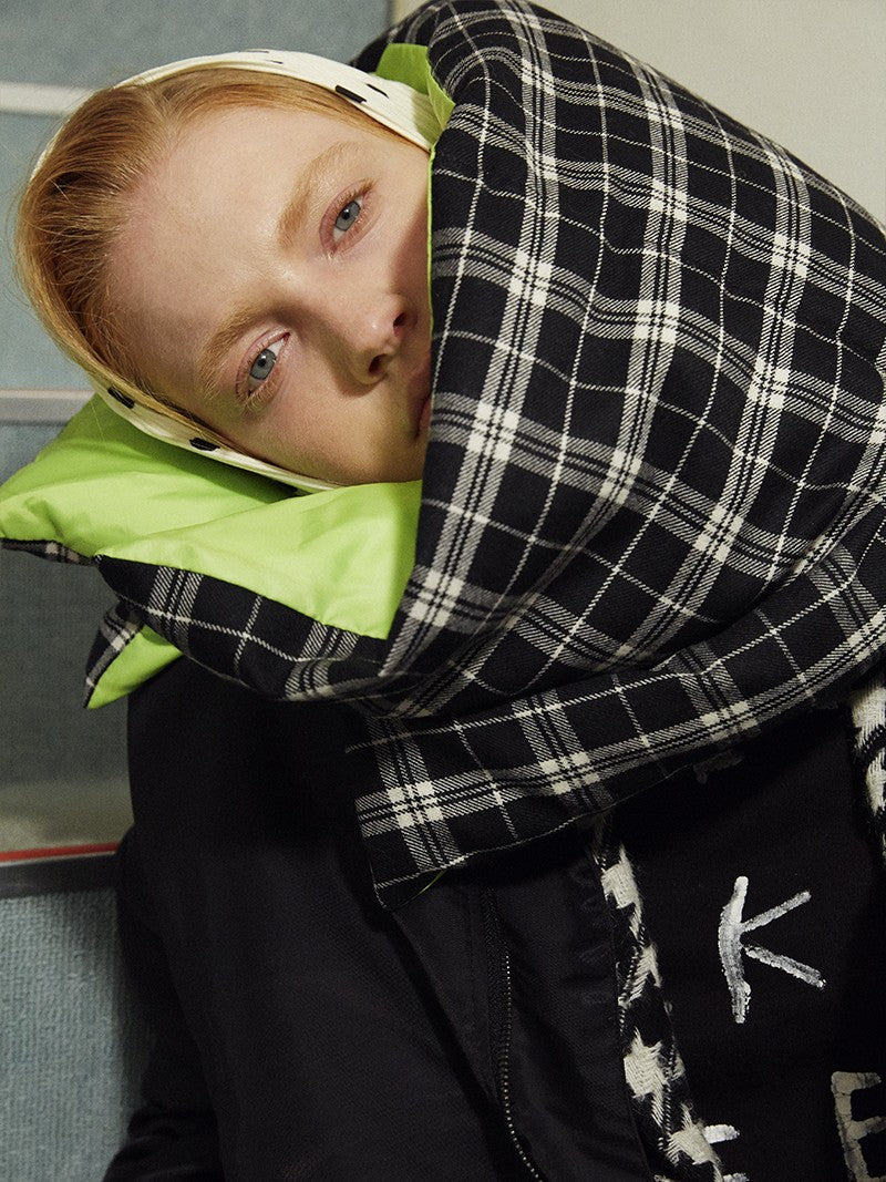 【FLEI】ダウンマフラー ｜グリーンｘアニマル柄、レッドｘアニマル柄、グレーｘネオングリーン（3カラー）